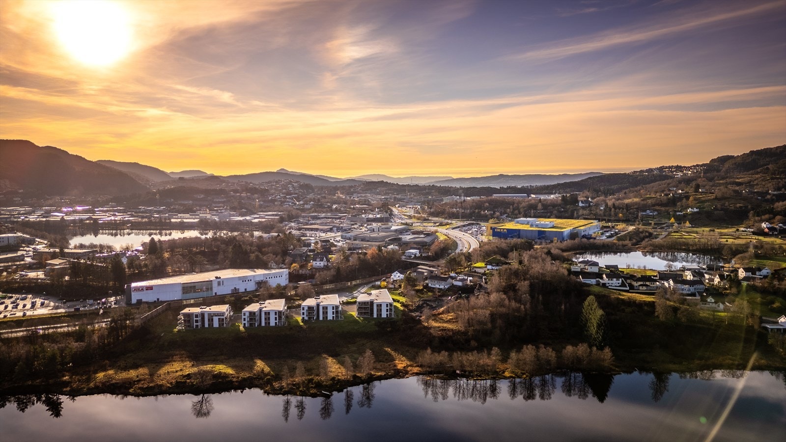 Åsane senter med alle servicetilbud/fasiliteter, Ikea, Gullgruven og Vestlandshallen like i nærheten! Galleribilde