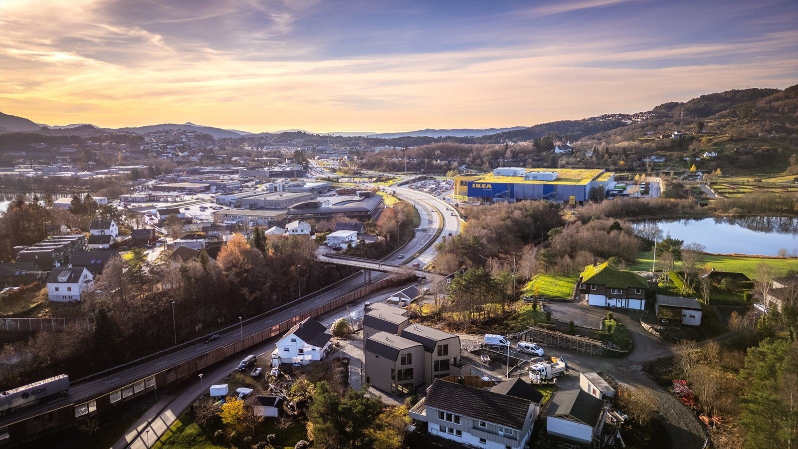 Her har du gangavstand til alt man trenger i hverdagen som, servicetilbud, skole, barnehage og offentlig transport. Galleribilde