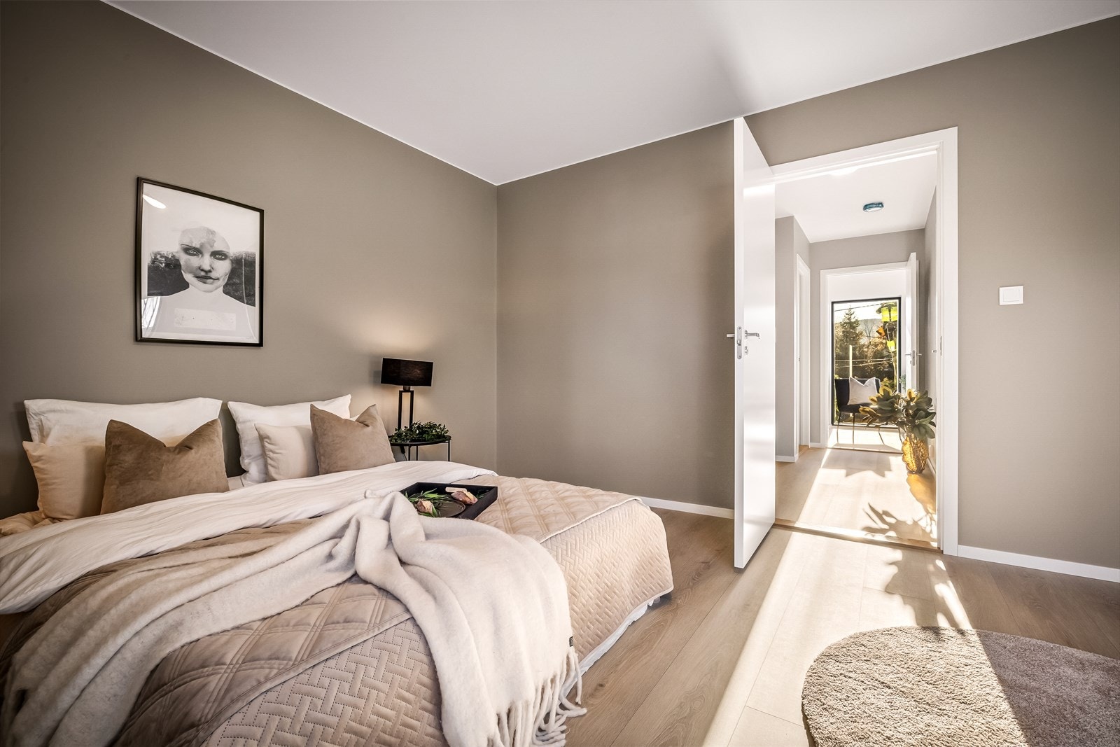 Her er det god plass til dobbeltseng, nattbord, garderobe og annet ønskelig soveromsmøblement. Galleribilde