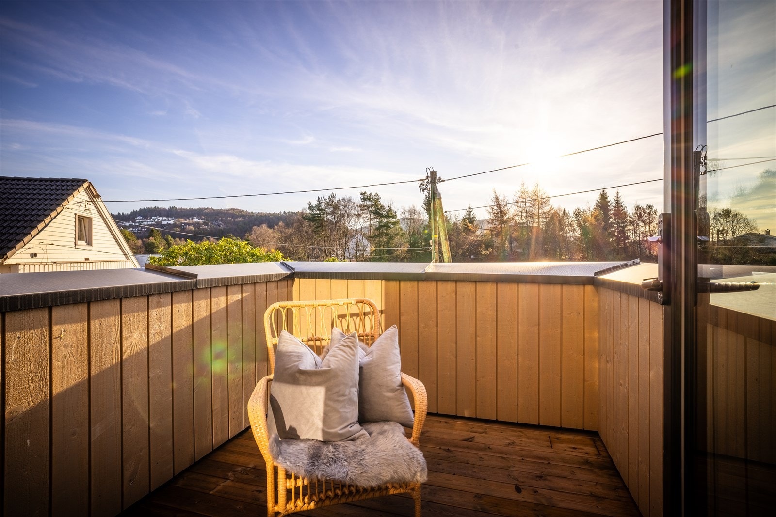 Flott balkong med utsikt over nærområdet. Galleribilde