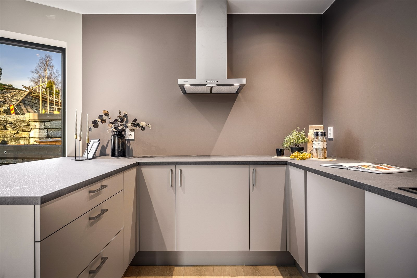 Her er det rikelig skap- og benkeplass! Galleribilde