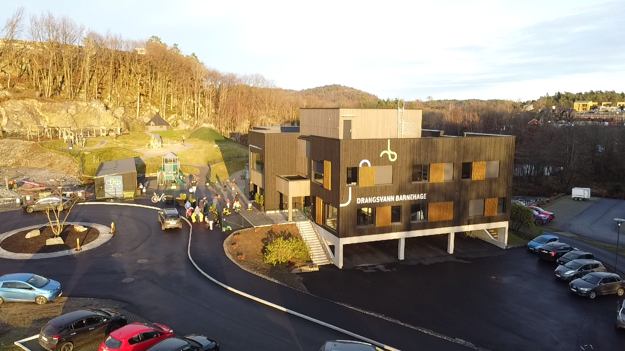 Endelig er den her, ny og populær barnehage i kort gangavstand. Denne er innbydende med masse lek og morro. Her kan man også ta turen i helger, og utforske sammen. Galleribilde