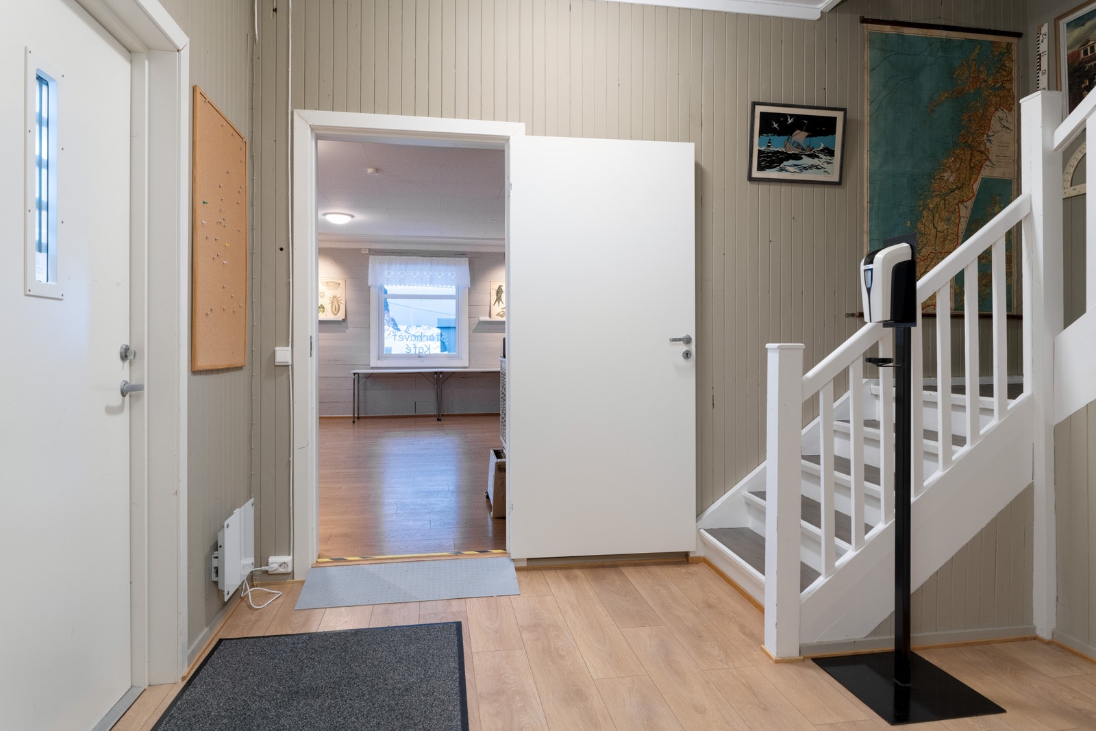 Gang med inngang til kafélokalet, lager og trapp til andre etasje Galleribilde