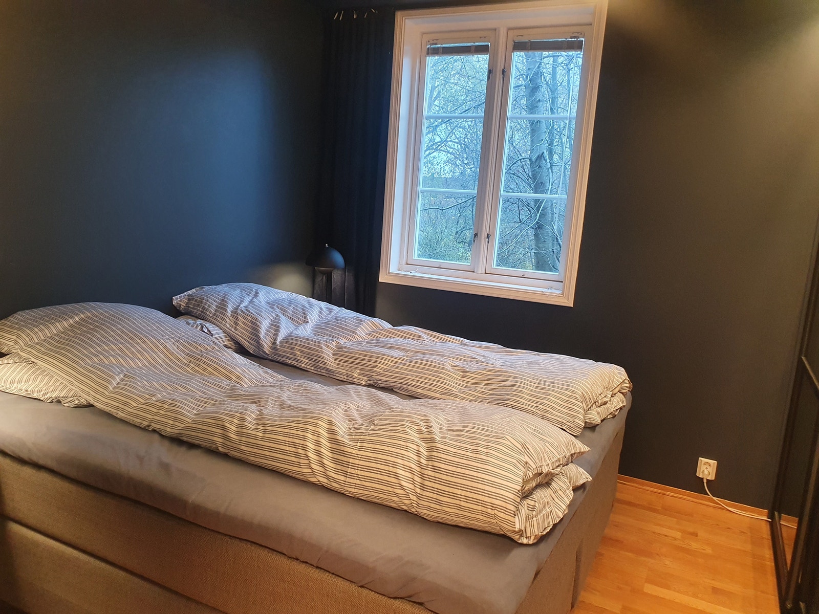 Soverom 1 med stor skyvedørsgarderobe og god plass til dobbeltseng. Sengen på bildet er 1.80 m bred og ikke en del av den medfølgende møbleringen. Galleribilde