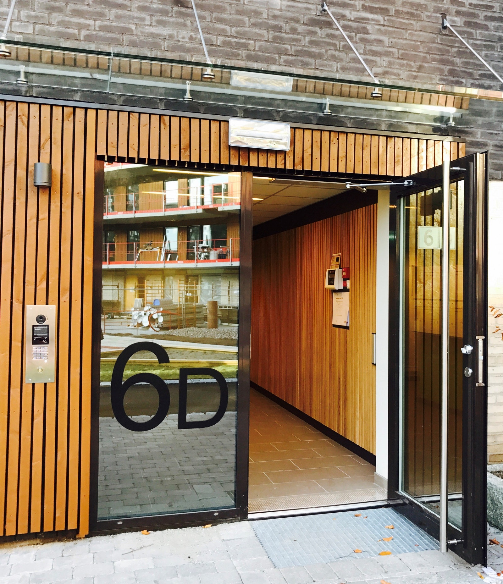 Inngangsparti 6D. Moderne med pene materialer. Galleribilde