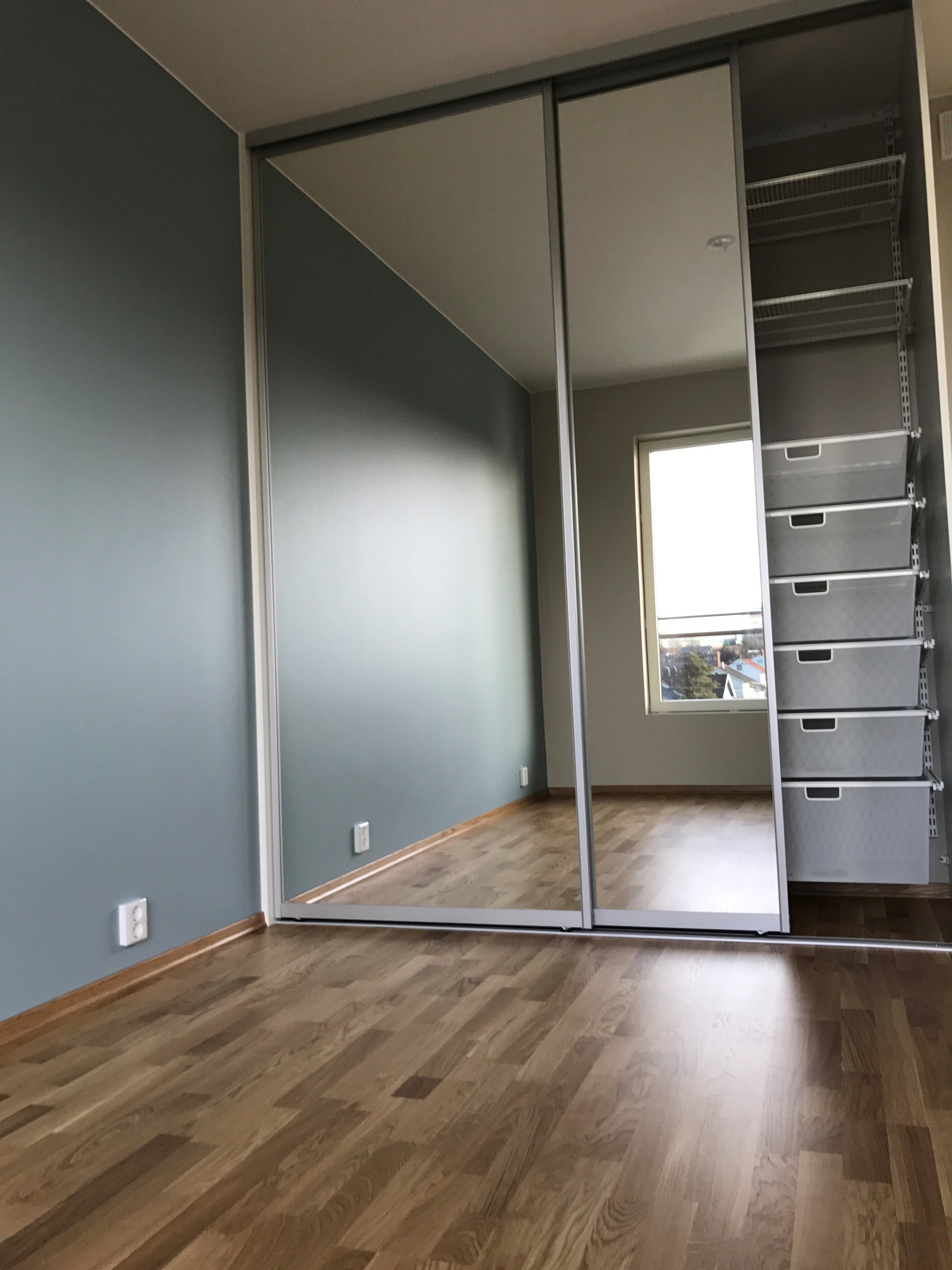 Soverom med skyvedørsgarderobe Galleribilde