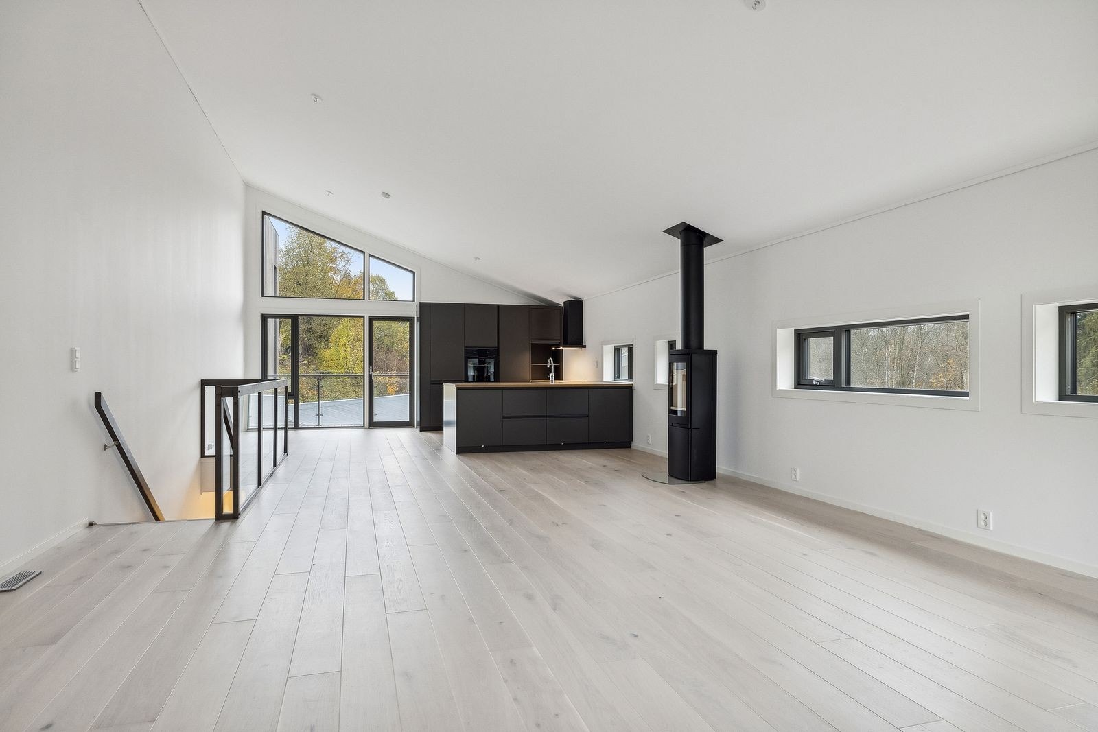 Ny tomannsbolig med flotte og usjenerte uteområder. Perfekt for deg som ønsker privatliv og moderne komfort. Galleribilde