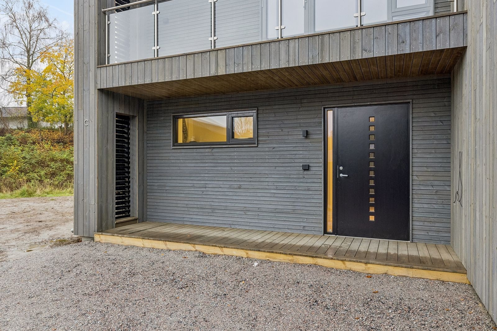 Hyggelig overbygd inngangsparti. Gir et varmt og innbydende førsteinntrykk, samtidig som det beskytter mot vær og vind. Galleribilde