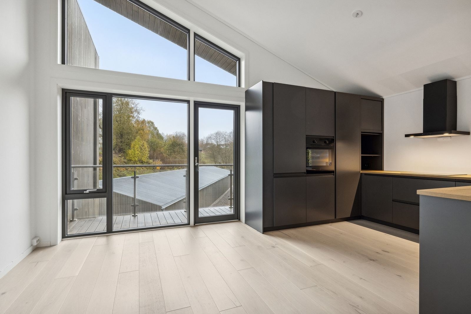 Fra kjøkkenet har du også utgang til en mindre veranda. Perfekt for en morgenkaffe eller en rolig stund utendørs. Galleribilde