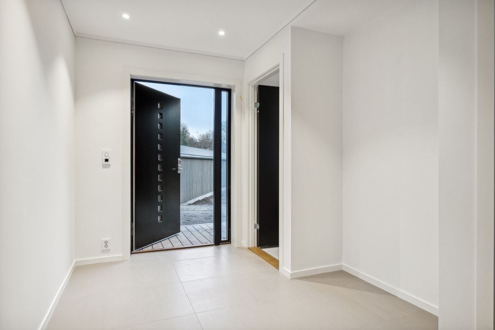 Romslig inngang med god plass til å henge fra seg sko og jakker. Praktisk og innbydende, perfekt for en organisert hverdag. Galleribilde