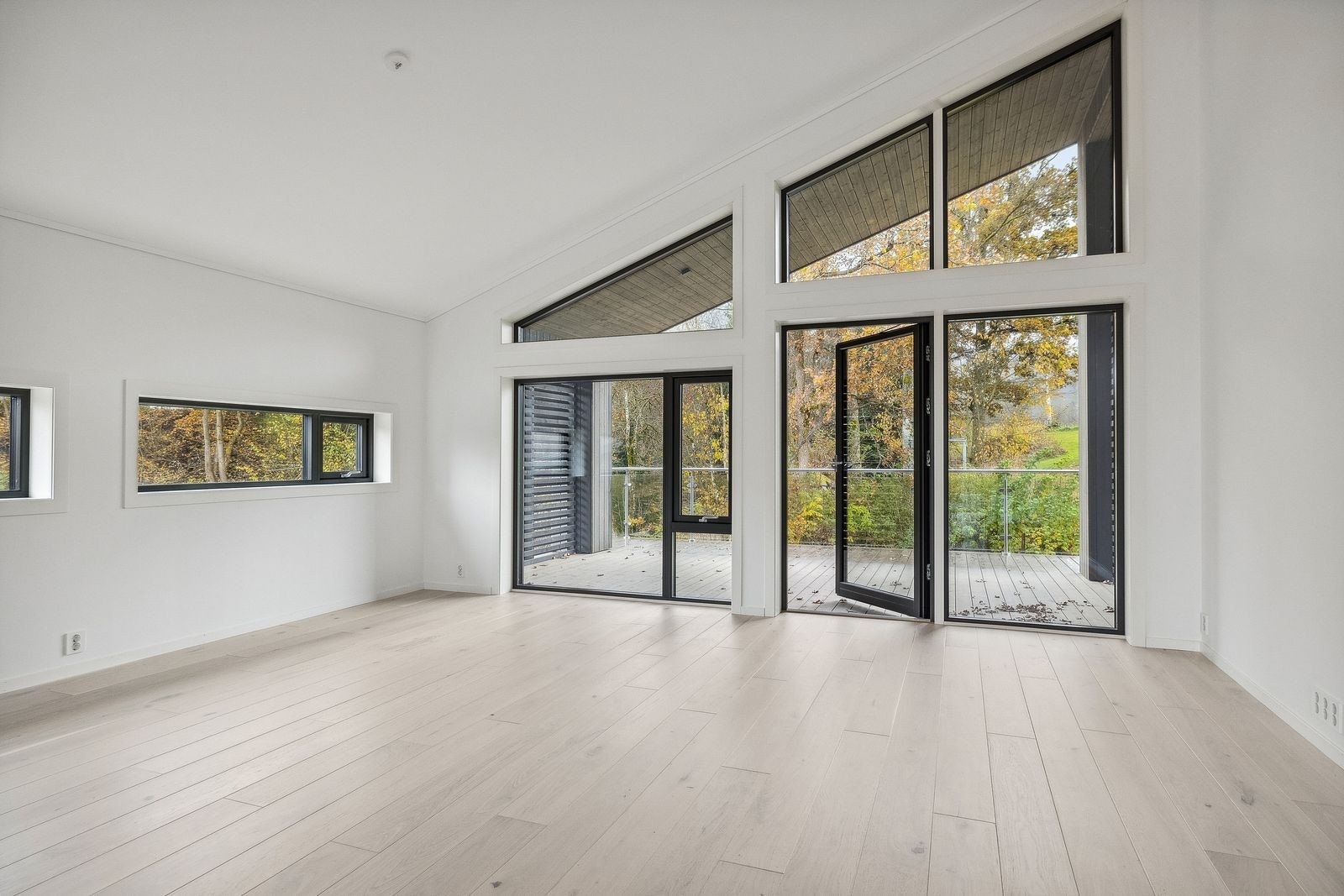 Leiligheten er gjennomgående med flotte lysforhold. Her får du en lys og luftig atmosfære som skaper en behagelig og innbydende stemning. Galleribilde