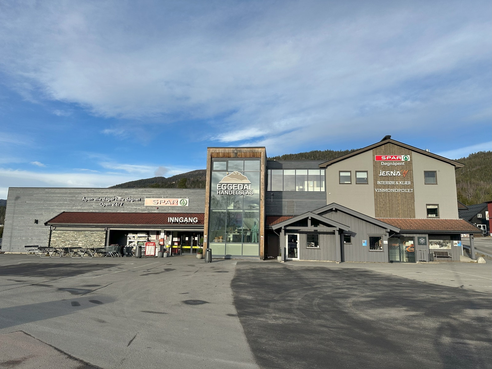 Eggedal sentrum ligger 10 minutter unna med bil. Her finner du en døgnåpen matvarebutikk, vinmonopol, restaurant og flere andre butikker. Galleribilde