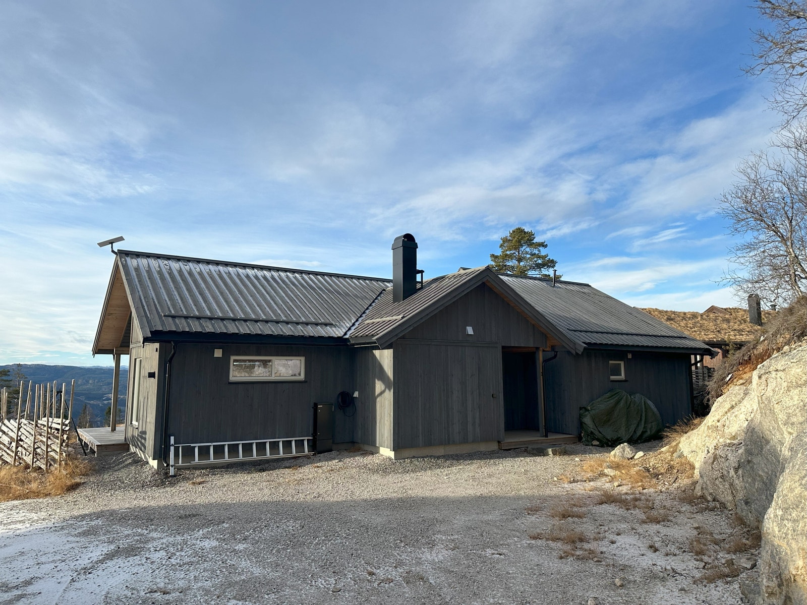 Hytta ligger på en naturtomt med utsikt over Eggedal. Den har en stor gårdsplass med parkeringsplass og elbillader type 2. Galleribilde