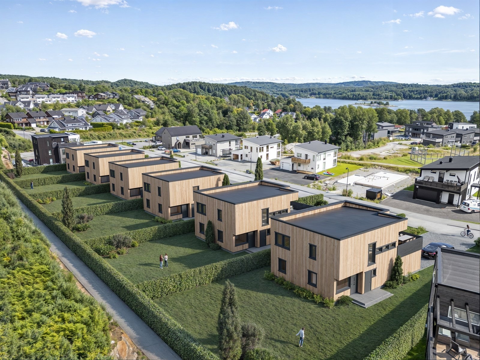 Boligene ligger fint plassert like ved Kaldvellfjorden Galleribilde