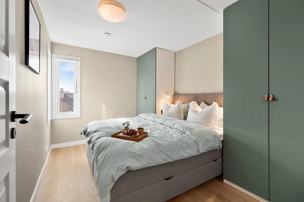 Romslig soverom med gode mulighet for oppbevaring i skap og under seng Galleribilde