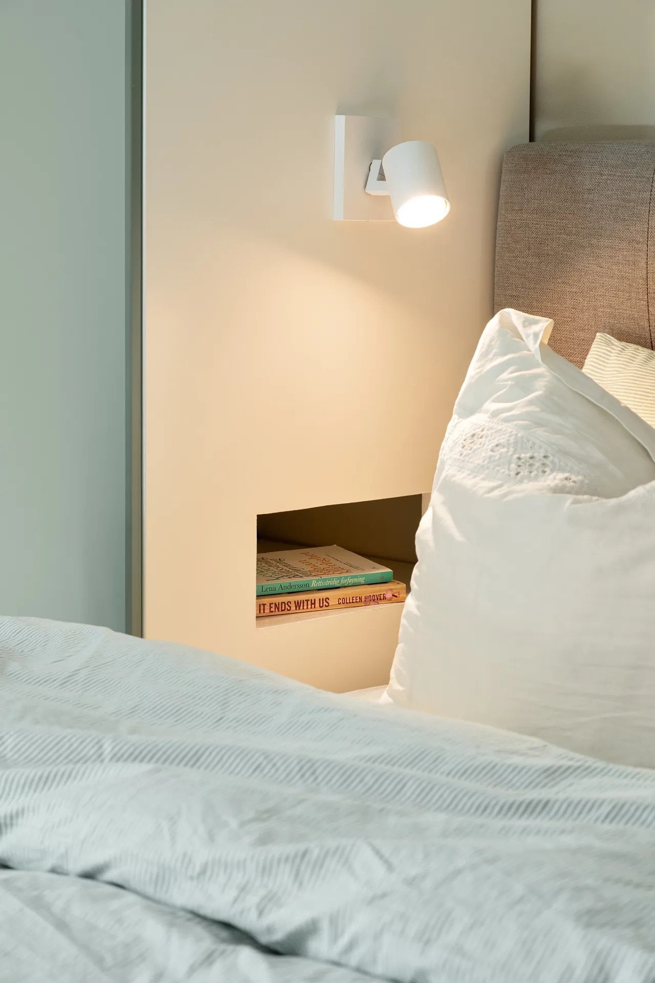 Integrert nattbord med lademuligheter Galleribilde