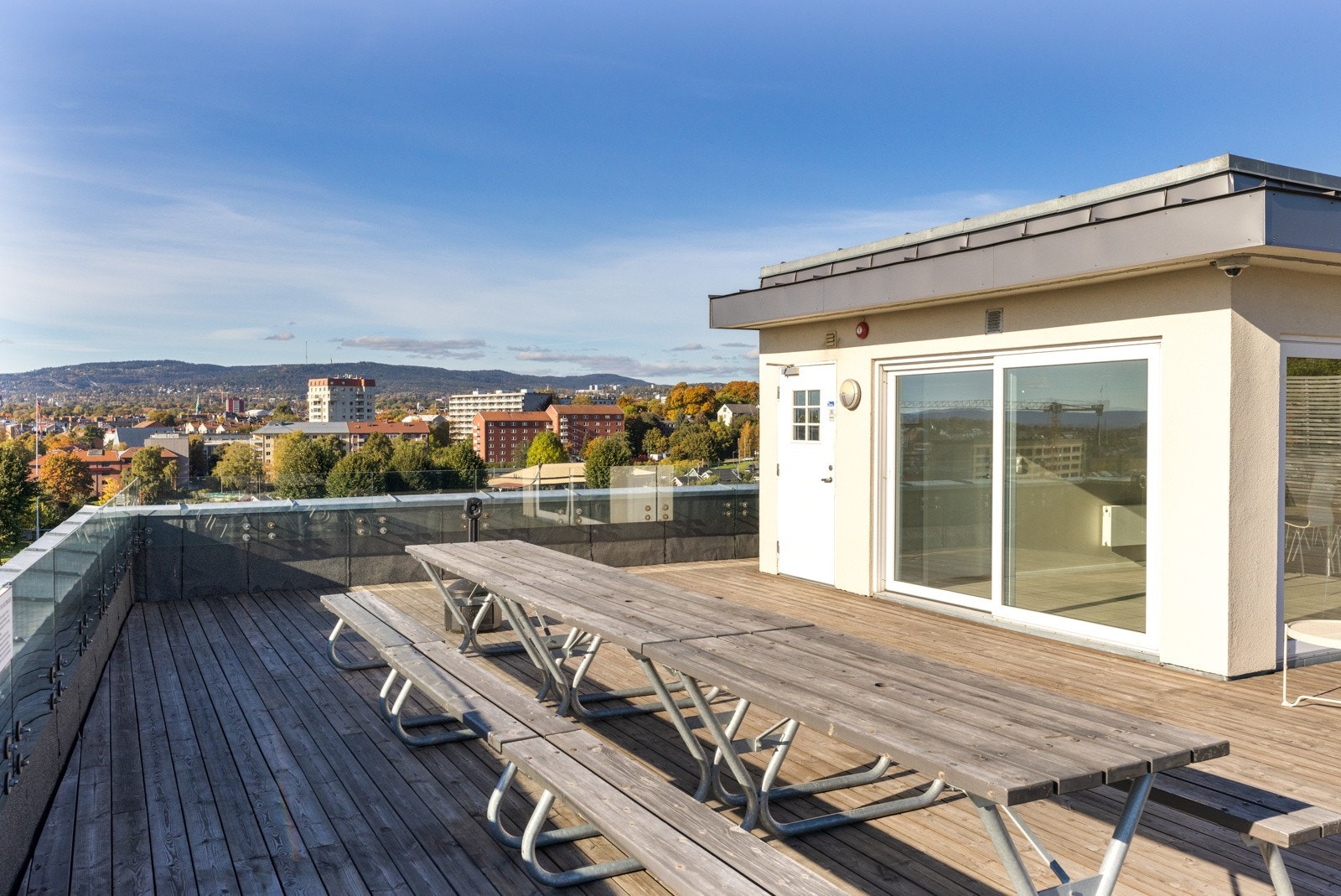 Felles takterrasse - Festlokalet til høyre i bildet kan leies for en billig penge pr døgn Galleribilde