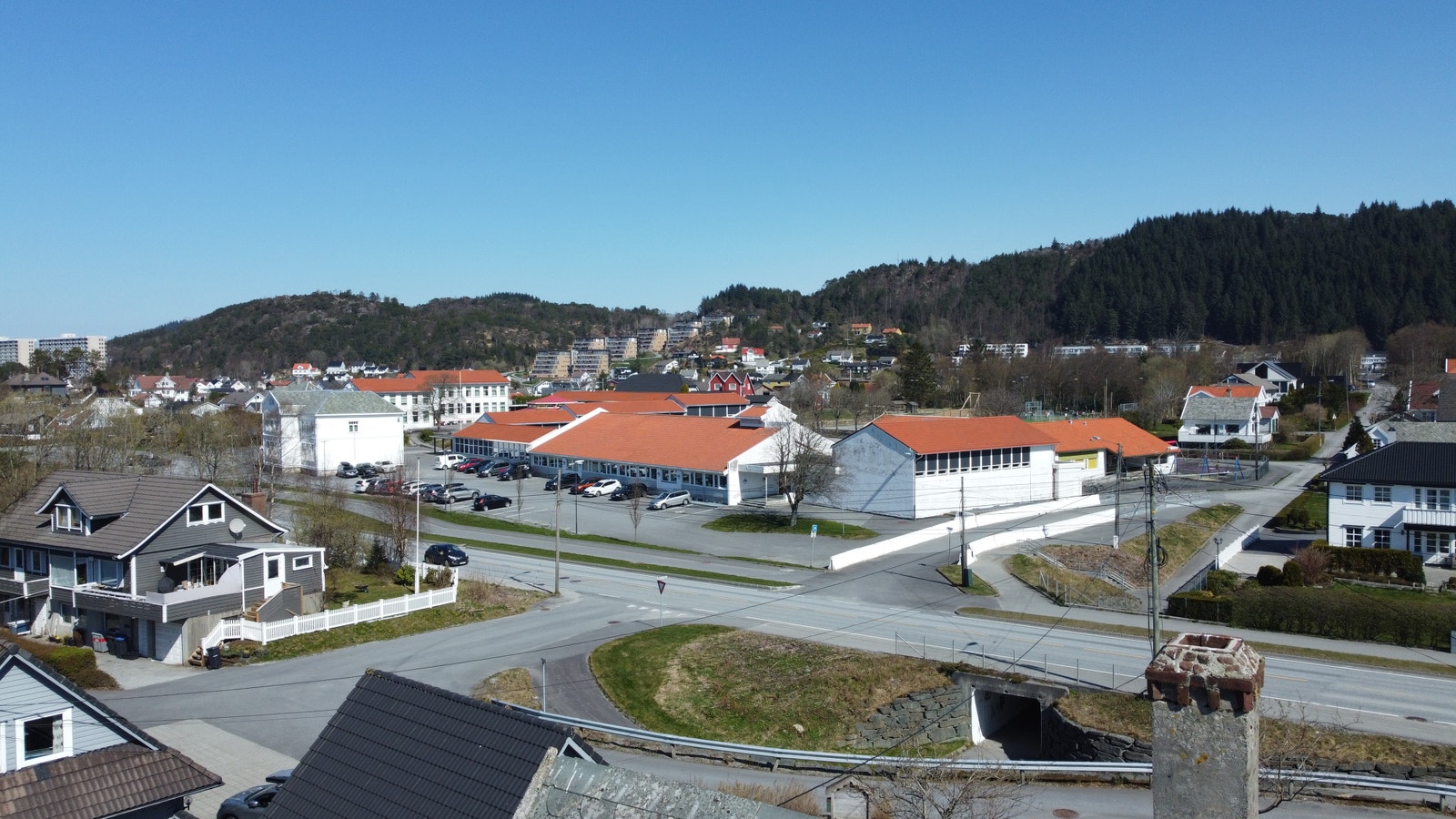 Utsikt mot nord/øst (Rossabø Skole) Galleribilde