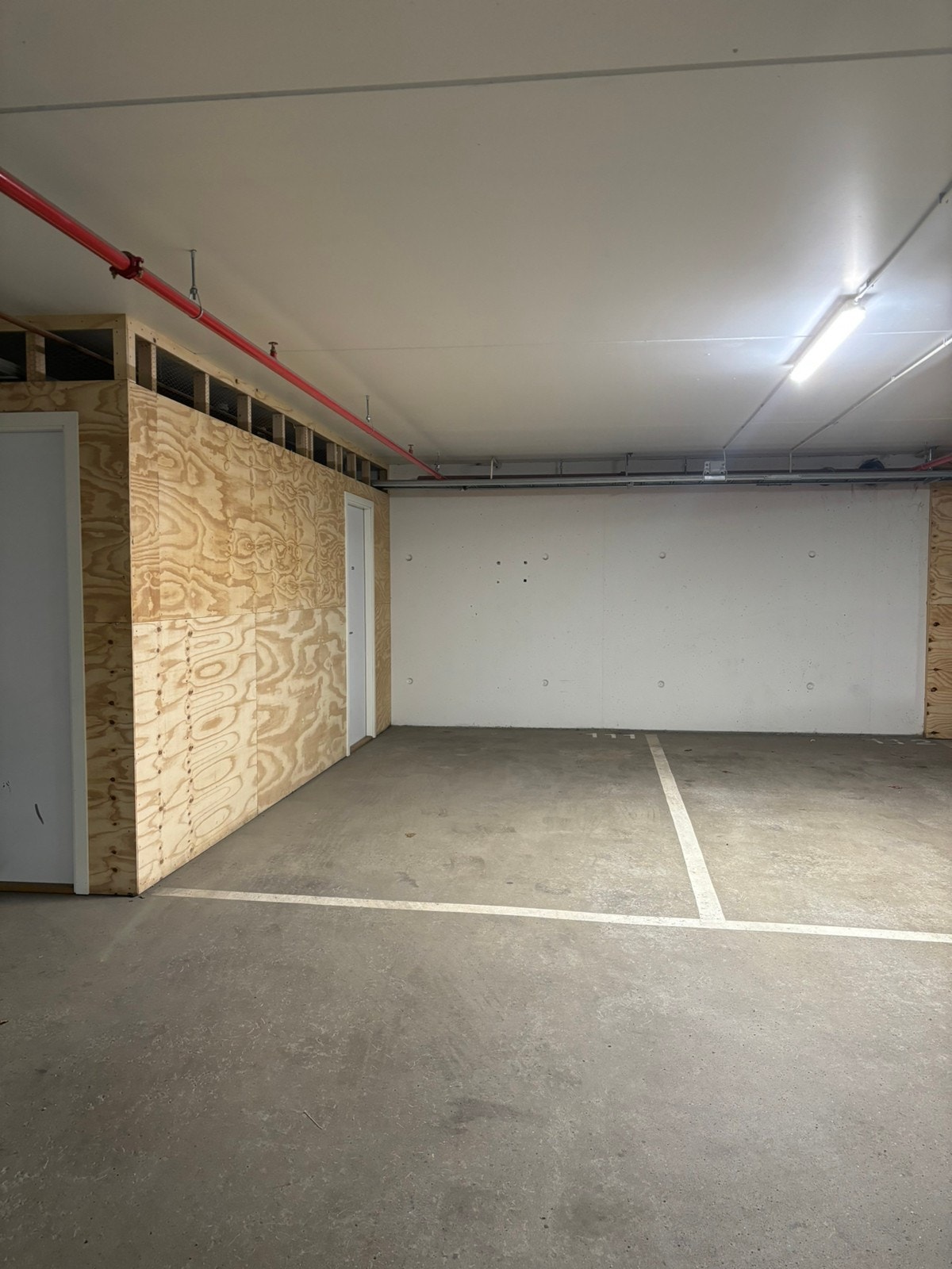 Parkering innerst i rekke nær ned-/oppkjørsel Galleribilde