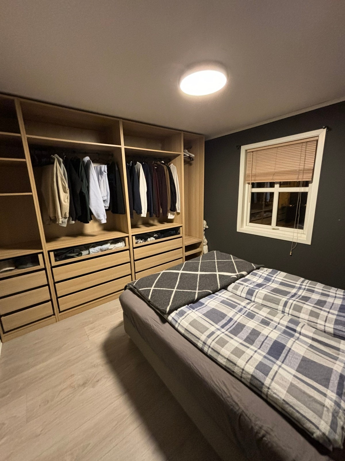 Soverom med god skapplass Galleribilde