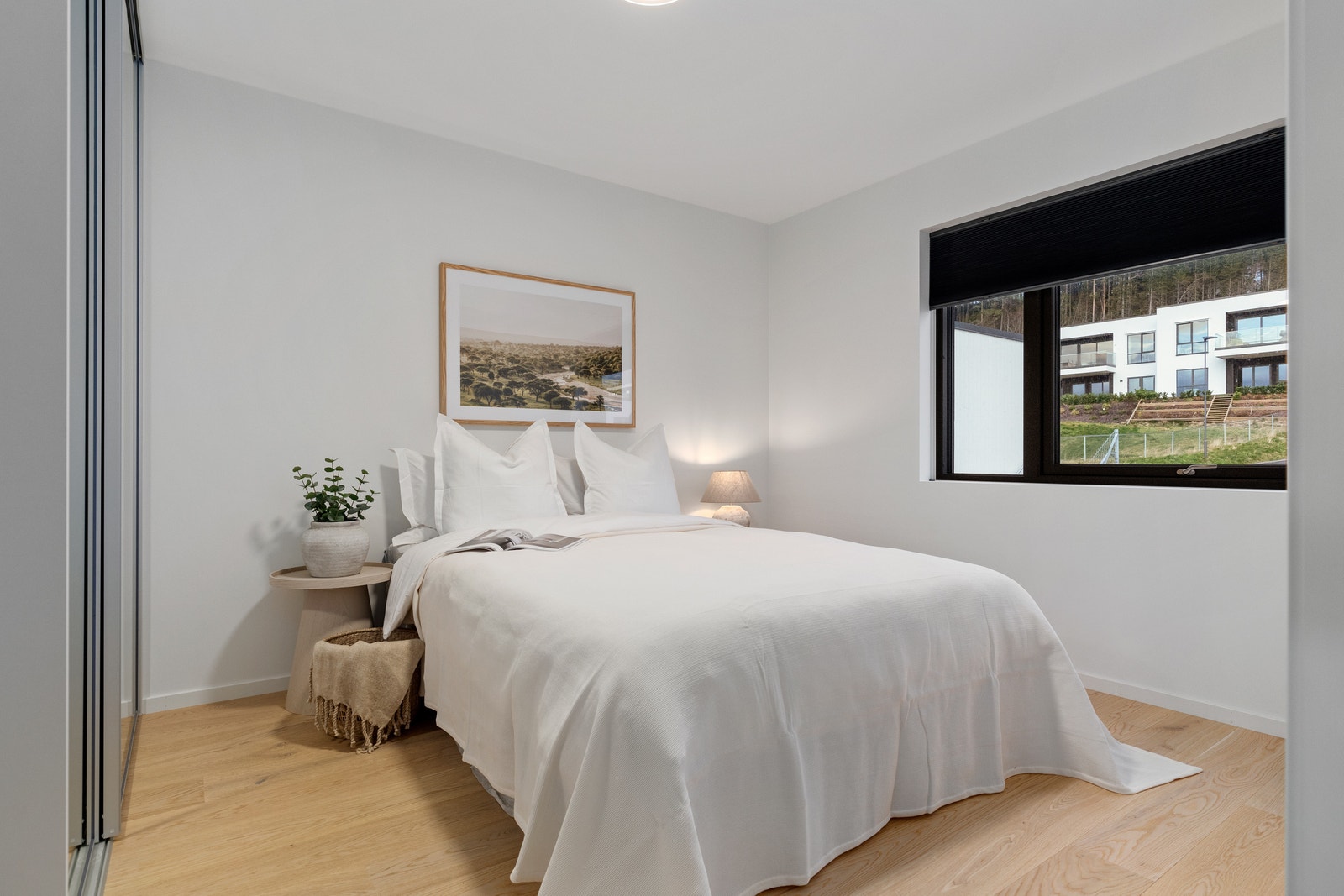 Romslig hovedsoverom med skyvedørsgarderobe. Galleribilde