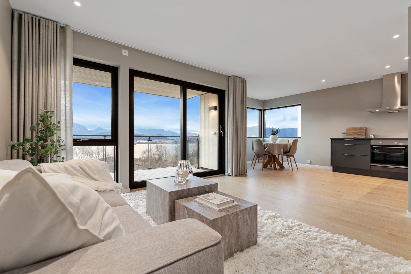 Store vindusflater og god takhøyde gir en god romfølelse. Galleribilde