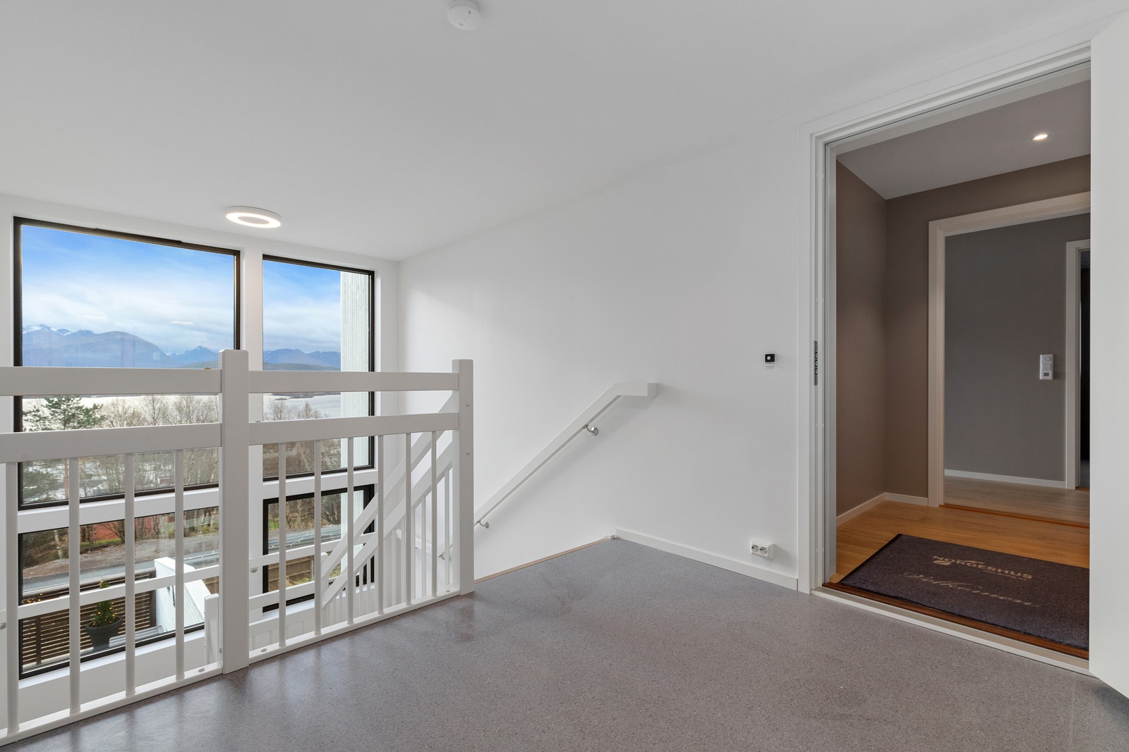 Ledige boliger ligger i overetasjen. Galleribilde