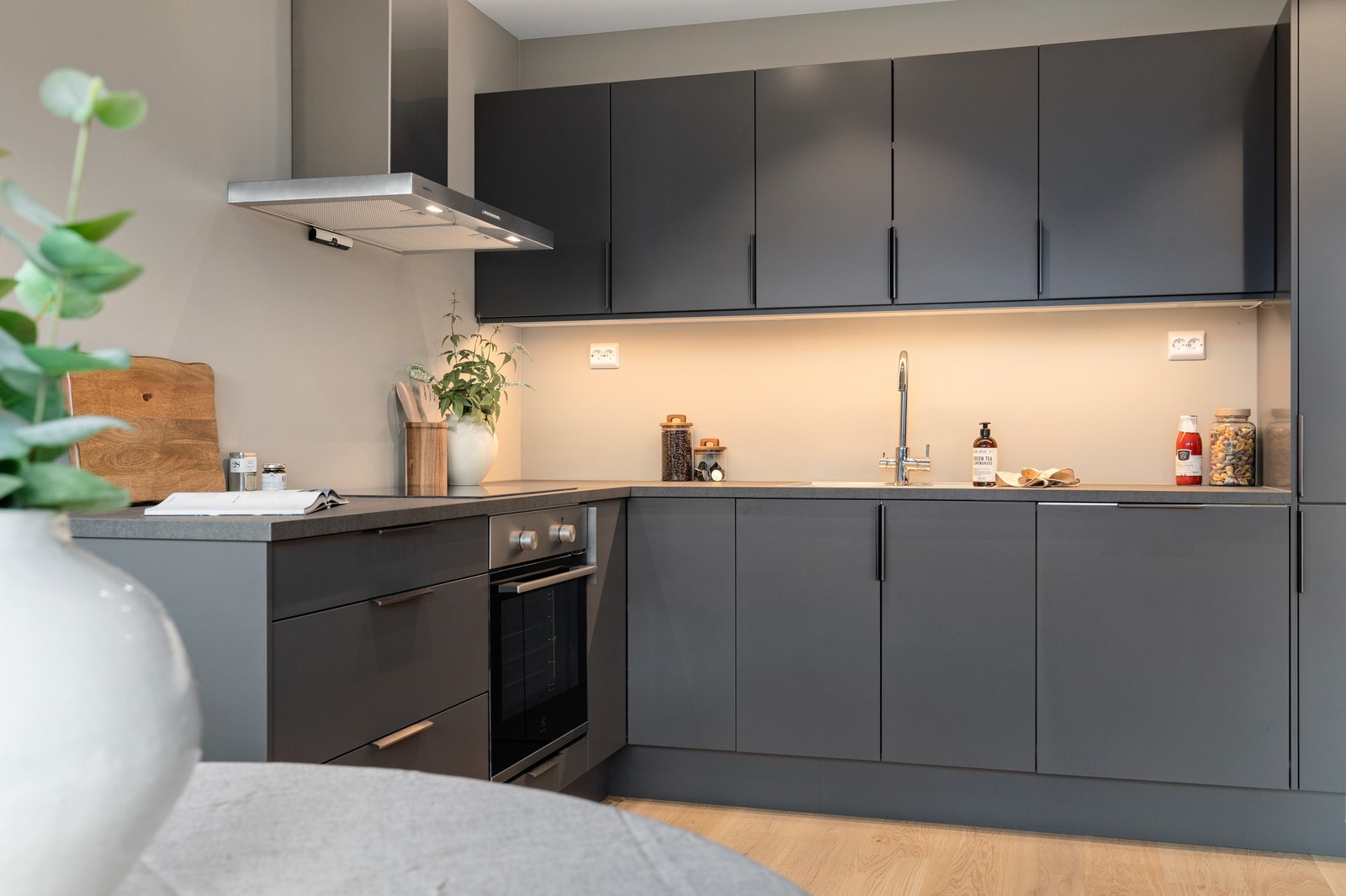 Kjøkkeninnredning fra kvalitetsleverandøren Sigdal, med integrerte hvitevarer. Galleribilde