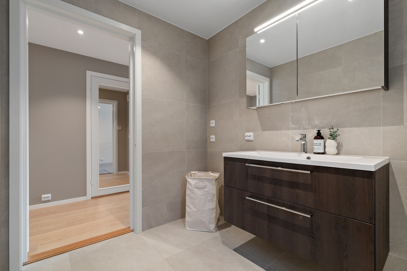 Lekker baderomsinnredning med speilskap og belysning fra kvalitetsleverandøren Sigdal. Galleribilde