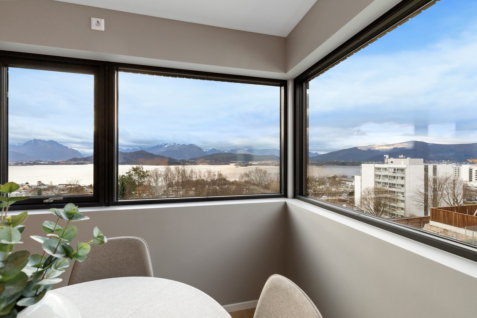 Boligen har fantastisk panoramautsikt over Åsefjorden og Sunnmørsalpane. Galleribilde