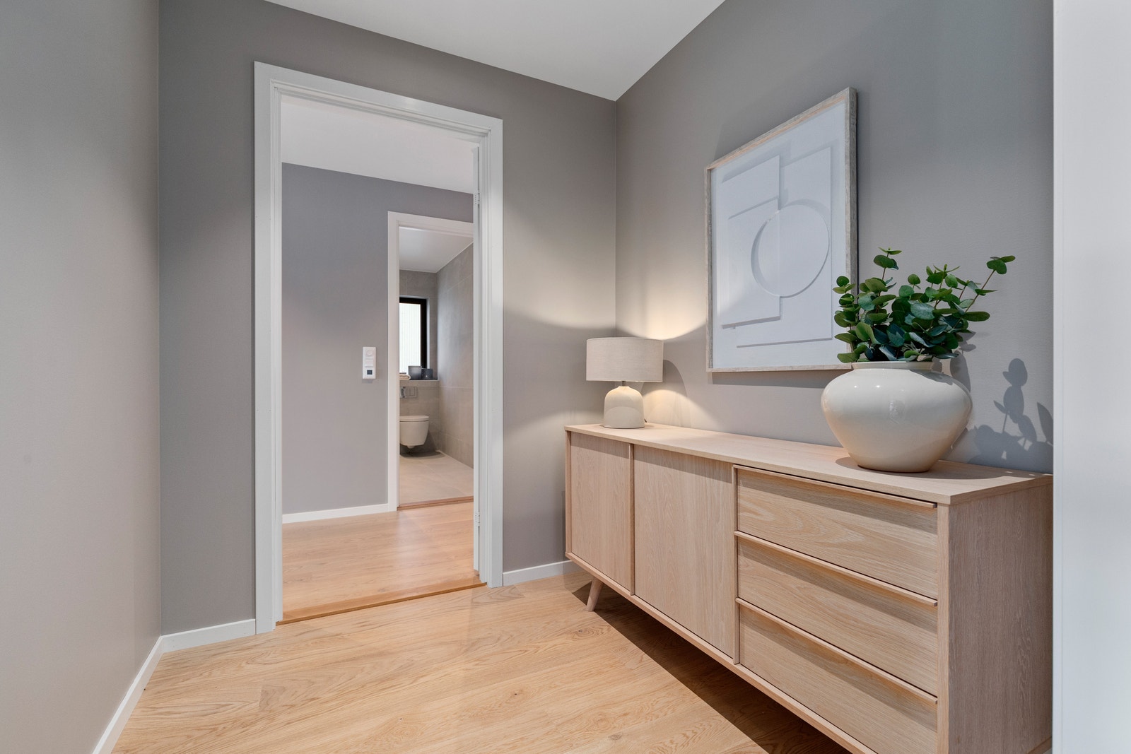 Velkommen inn! Romslig entré med god plass til garderobe og oppbevaring. Galleribilde