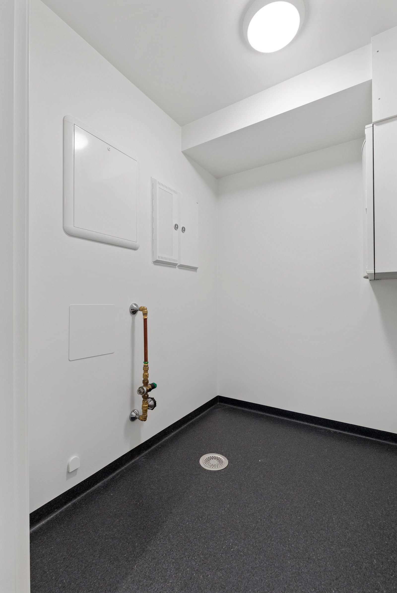 Innvendig bod med god plass til oppbevaring. Galleribilde