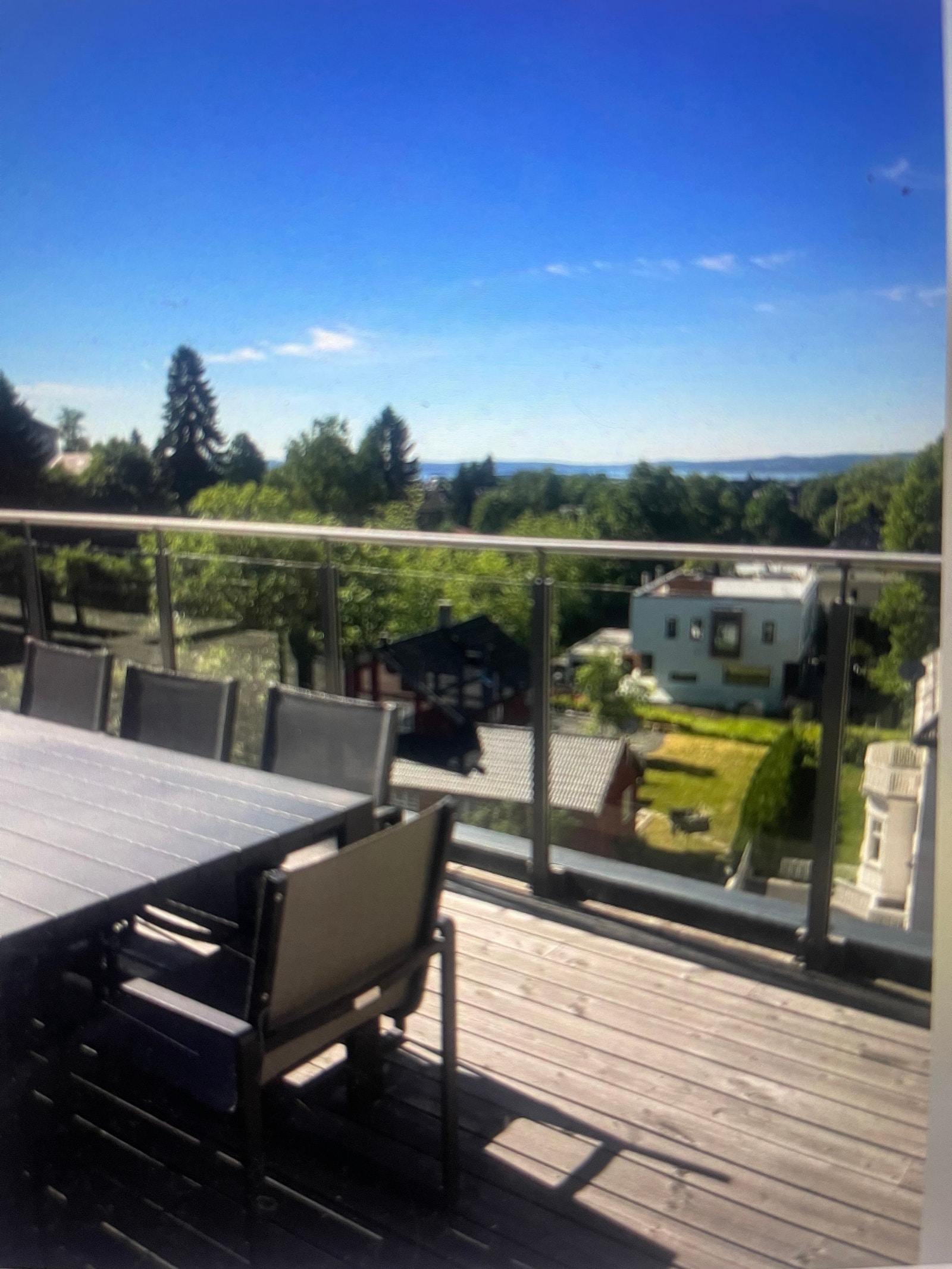 Felles terrasse med fjordgløtt Galleribilde