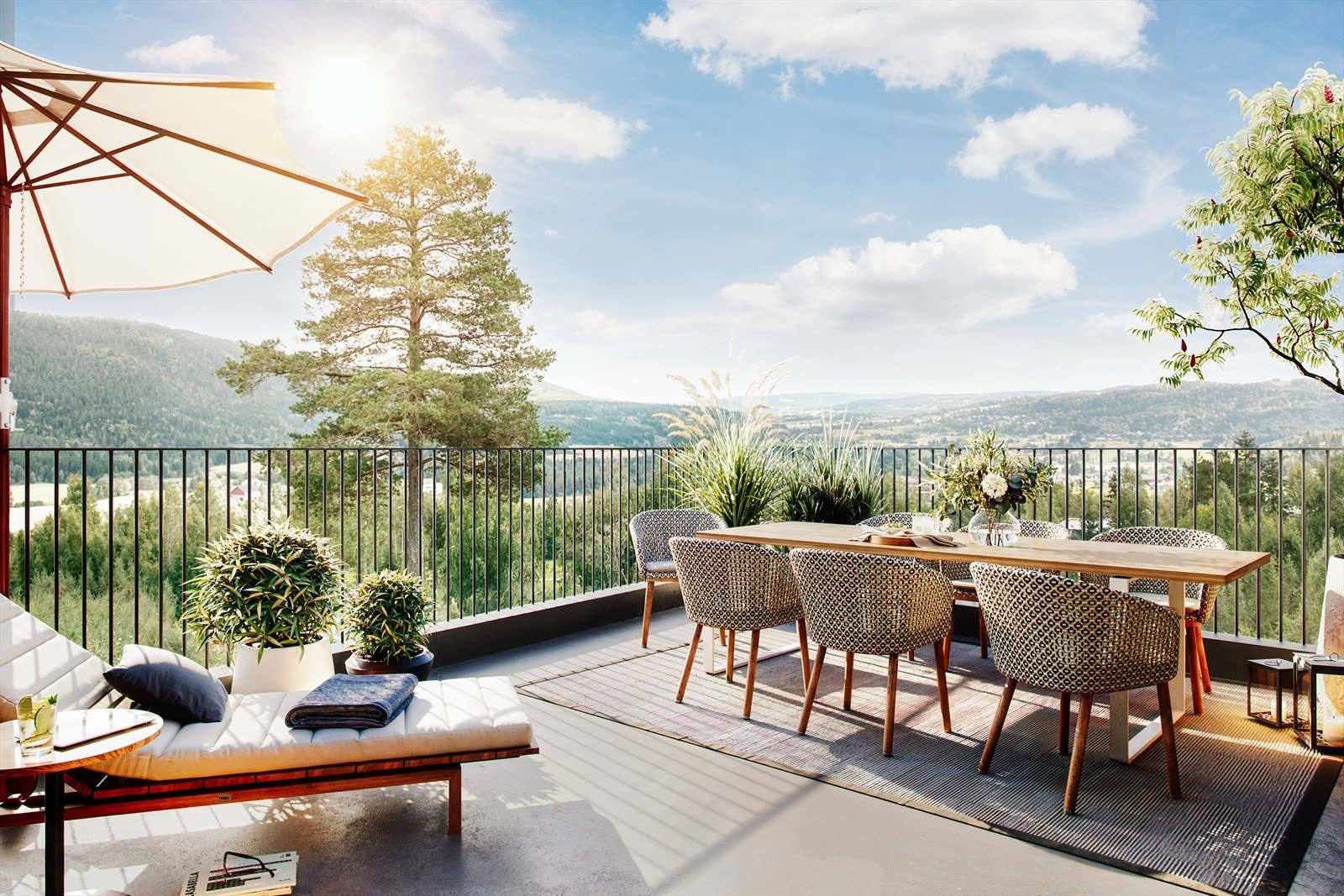 På toppen en deilig takterrasse med bla. praktisk bod til f.eks. puter og annet utstyr. Galleribilde