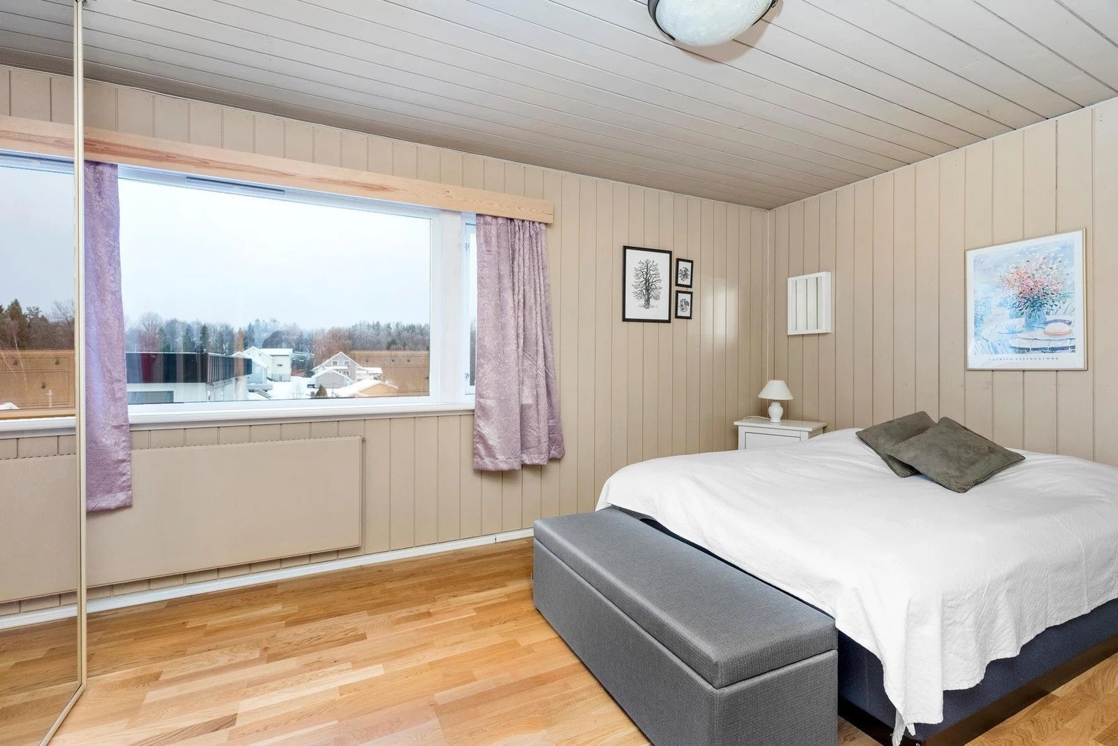 Hovedsoverom med masse skapplass Galleribilde