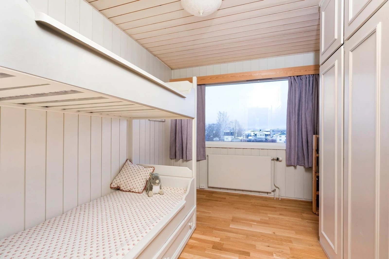 Barnerom med innebygd køyeseng og garderobe Galleribilde