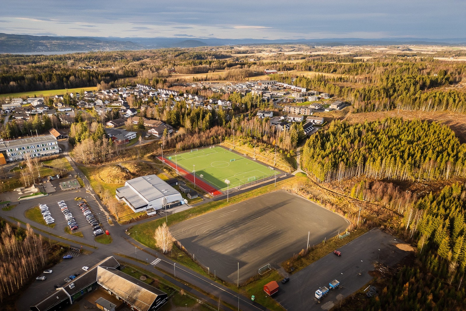 Risli barnehage, Risil kunstgress og skøytebane samt Vestbyhallen, med Jomfru Møllers vei 12 i bakgrunnen. Galleribilde