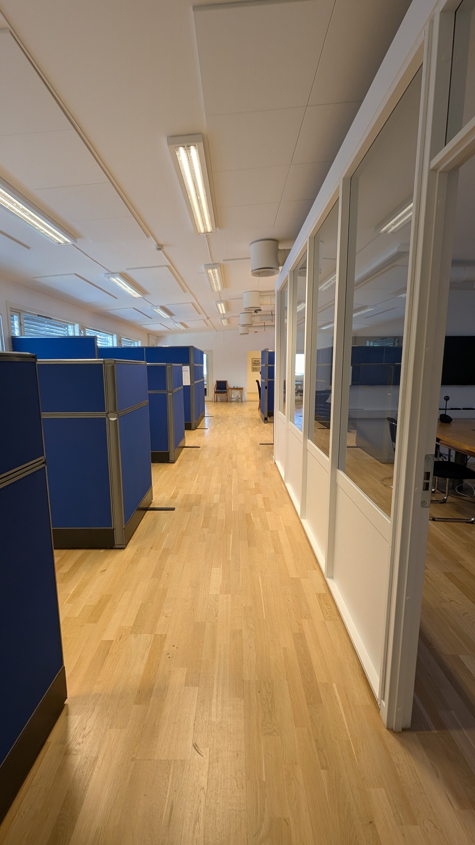 Åpent kontorlandskap, inngang til møterom. Galleribilde