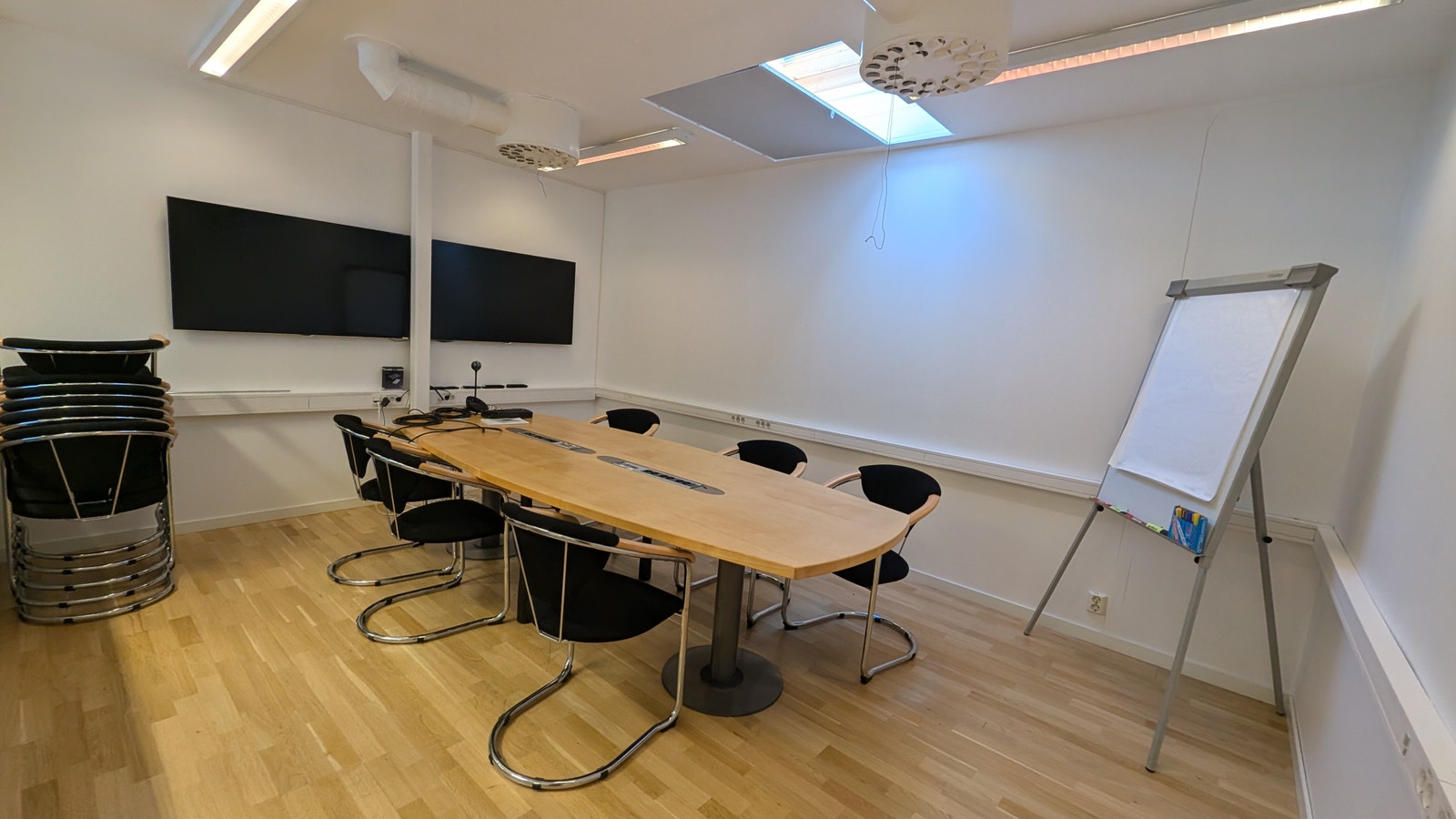 Stort og velfungerende møterom, med tv og utstyr. Galleribilde