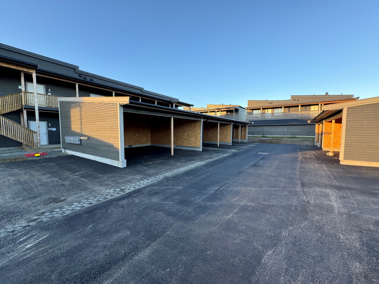 Ny og fin asfalt utenfor carportene. Galleribilde