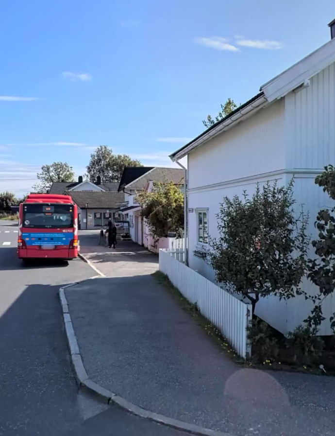Bussholdeplassen er rett utenfor huset Galleribilde