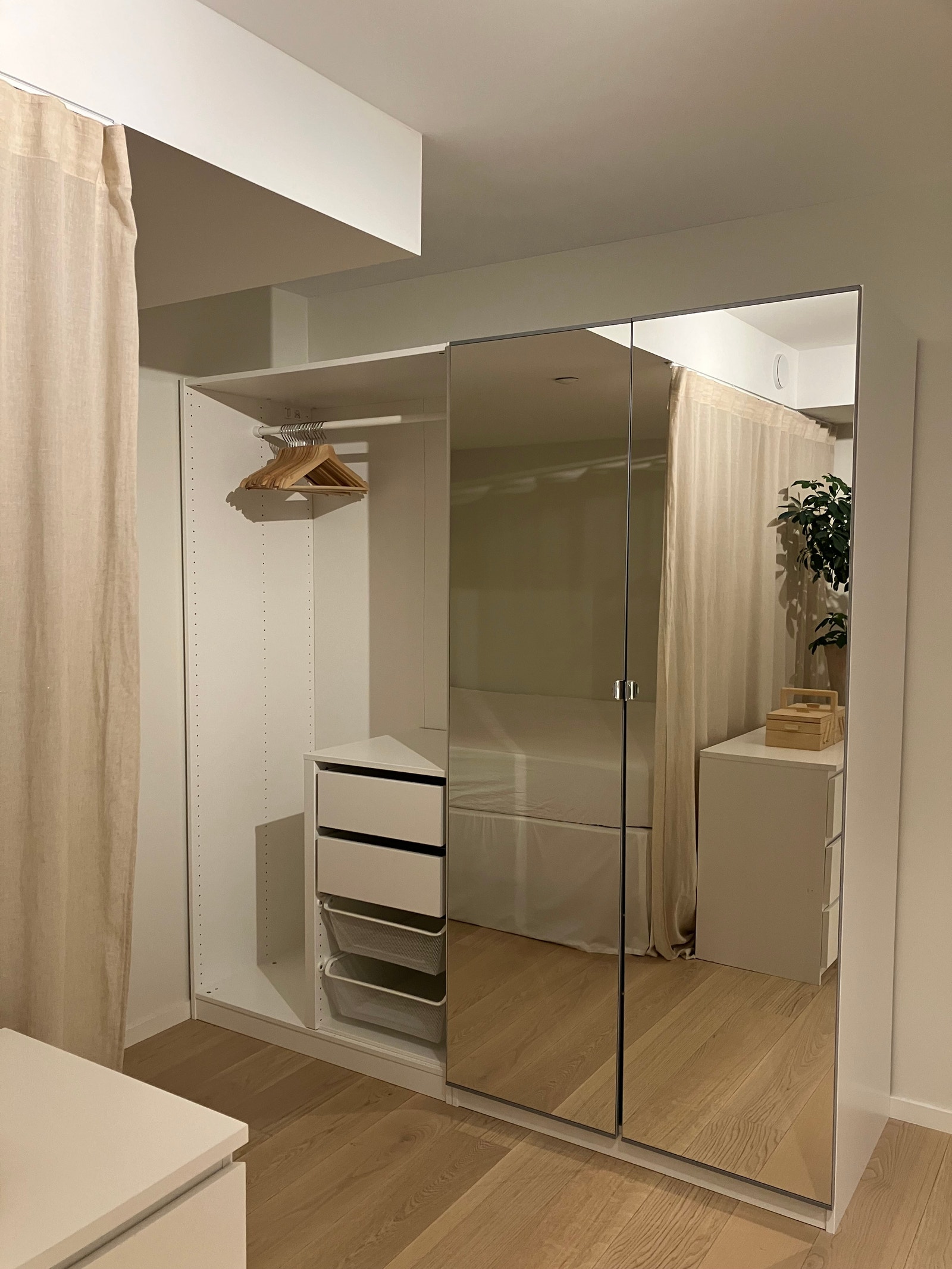 Garderobeskap Galleribilde