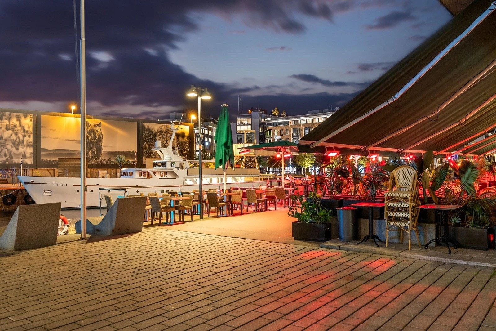 Enjoy a large selection of exciting restaurants and bars—some of them literally just round the corner from the flat! Galleribilde