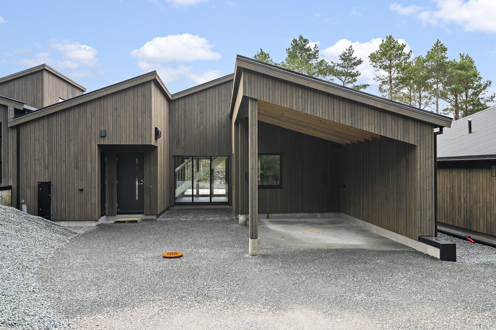 Inngangsparti med carport - skal asfalterast Galleribilde