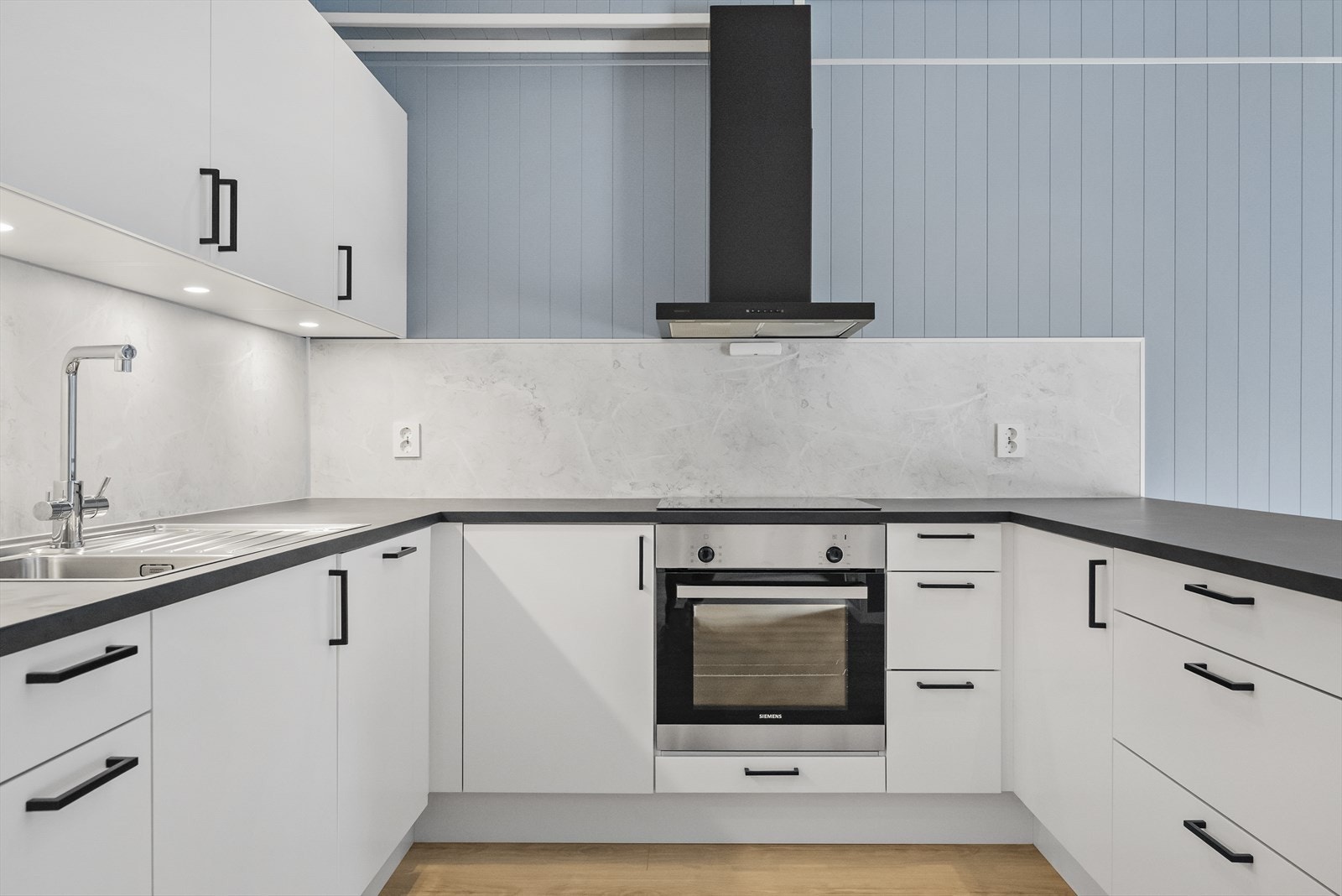 God skåp- og benkeplass på kjøkken Galleribilde