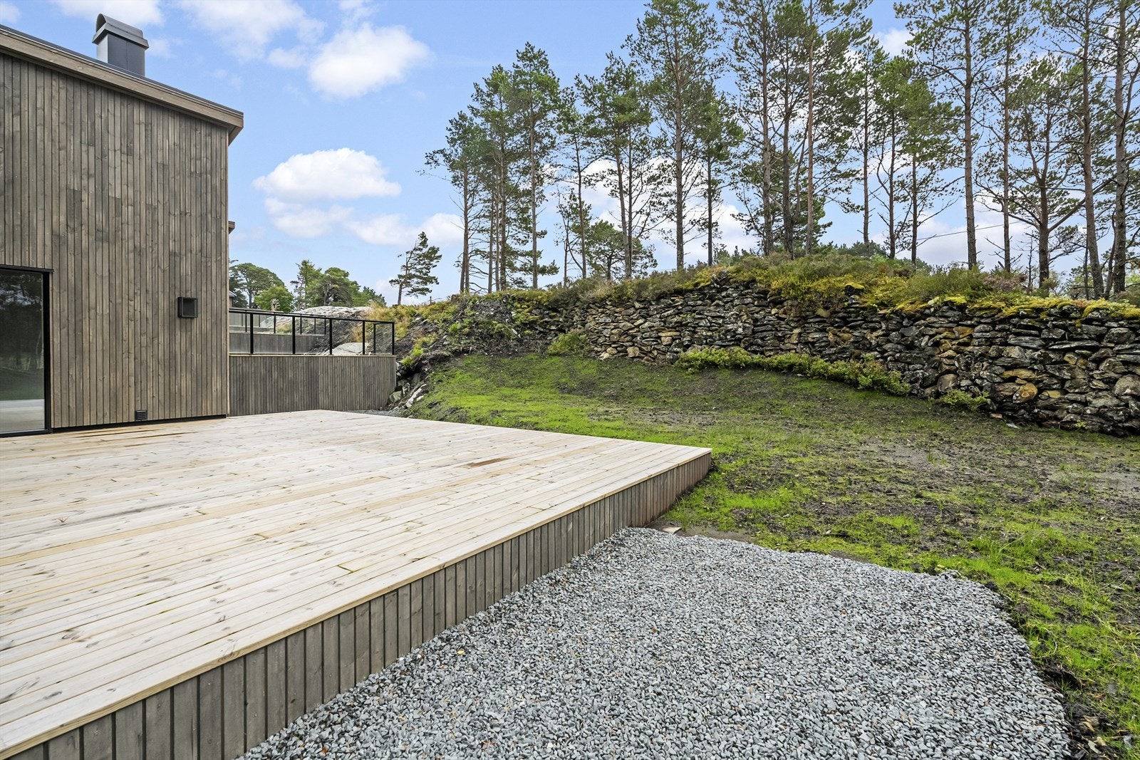 Utearealet er fint opparbeidd - dei gamle murane er bevart Galleribilde