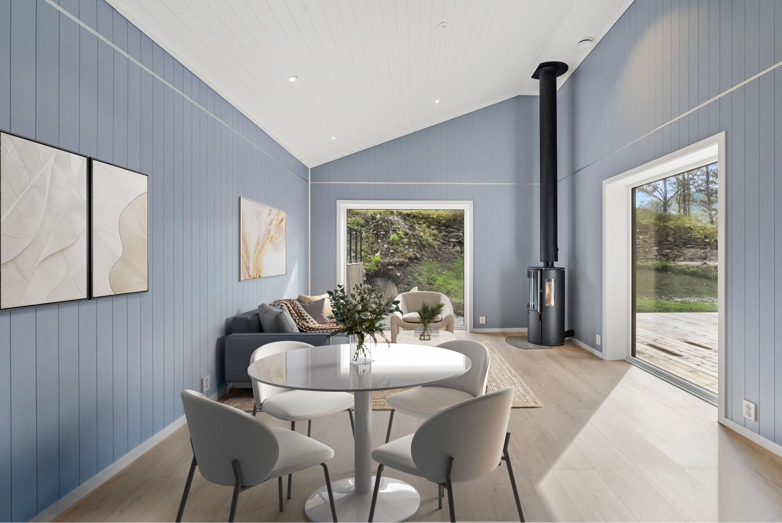 Den høge himlinga og dei store vindauga gir god romkjensle i stova Galleribilde