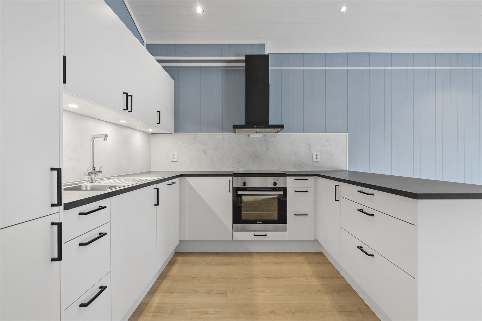 Kjøkken frå Sigdal med integrerte kvitevarer Galleribilde