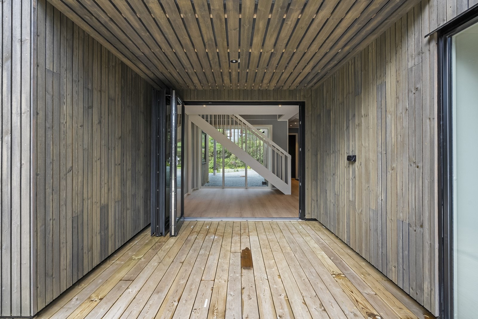 Inngang til bustaden frå terrassen Galleribilde