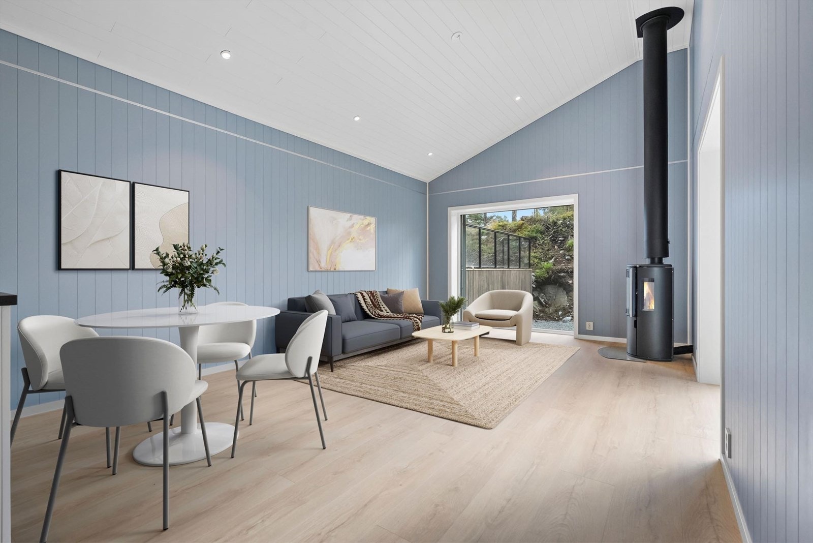 Stova har store vindauge mot sør og vest som gir mykje lys inn Galleribilde